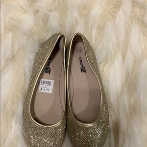 Girls size 1.5 gold glittery dress shoe